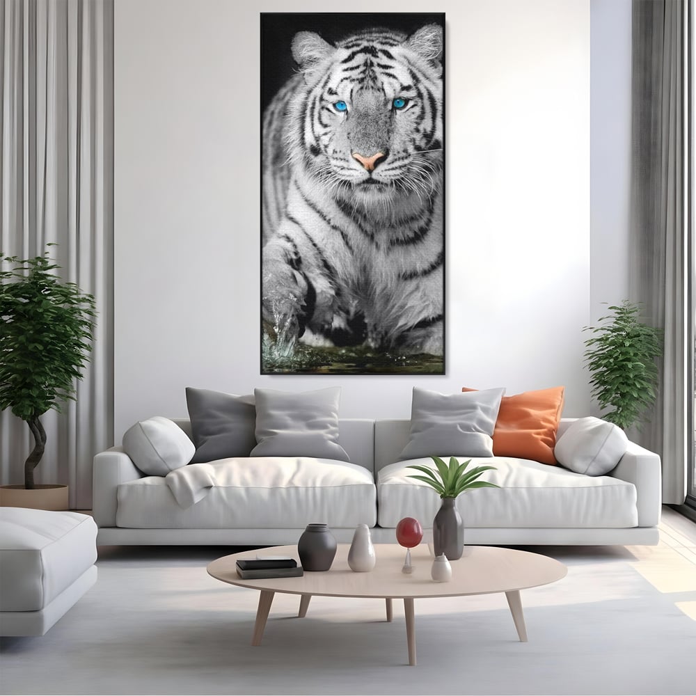 Tablou canvas cu tablou canvas cu tigru alb, in rama de aluminiu negru, pe perete intr-un living